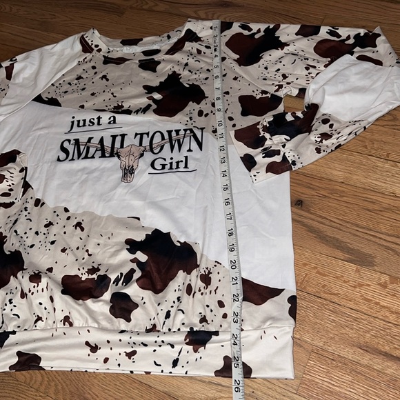 NEW Cow Print “Just a Small Town Girl” Graphic Tee Size Small - Picture 5 of 7